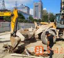 看操大逼的高温下的坚守｜道路建设者用汗水铺就畅通路